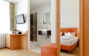 Ένα ή περισσότερα κρεβάτια σε δωμάτιο στο WohnGut Koblenz