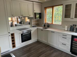 Kuchyň nebo kuchyňský kout v ubytování Erne River Lodge