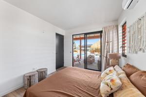 简蒂埃尔NEW - El Patron, the villa的一间带床的卧室，可欣赏海景 更多53张照片