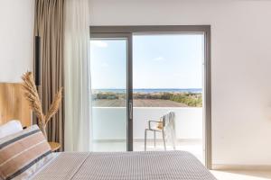 A bed or beds in a room at Sundunes Hotel Naxos Még 291 kép
