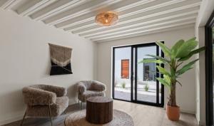 简蒂埃尔NEW - El Patron, the villa的客厅配有两把椅子和盆栽植物
