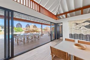 简蒂埃尔NEW - El Patron, the villa的露台上摆着桌椅的餐厅