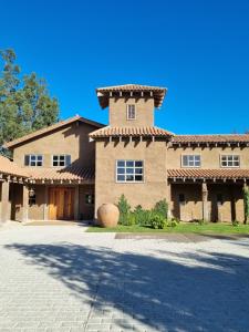 Casa grande con techo de baldosa en Casona el Refugio Casablanca, en Casablanca