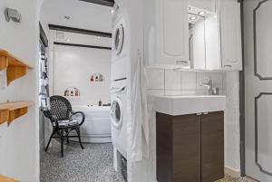 灵克宾Charming Townhouse By The Harbour的带水槽和洗衣机的厨房