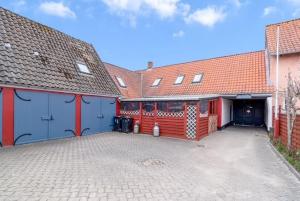 灵克宾Charming Townhouse By The Harbour的两座大楼前的一个空停车位 更多1张照片