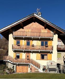 een huis met een balkon aan de zijkant bij Maison Jenny in Aosta