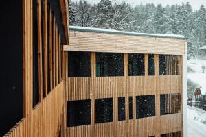 un edificio con nieve en el costado en Dialog Kokhta, en Bakuriani