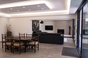 una sala de estar con una mesa y un sofá en Coco Noir Luxury Villa, en Trecastagni