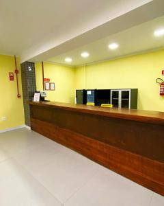 un hall d'entrée avec une caisse enregistreuse dans un bâtiment dans l'établissement ÓPER SMART HOTEL, à Santa Maria