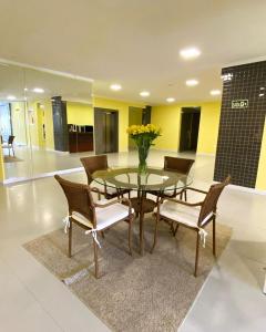 une salle à manger avec une table et des chaises en verre dans l'établissement ÓPER SMART HOTEL, à Santa Maria