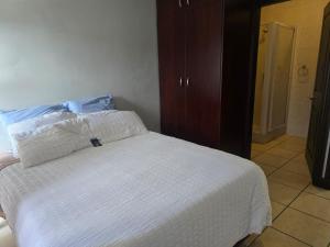 Postel nebo postele na pokoji v ubytování Topanga 31