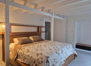 ein Schlafzimmer mit einem großen Bett in einem Zimmer in der Unterkunft Luxury Coastal Private Villa in Peregian Beach + 1 Foto