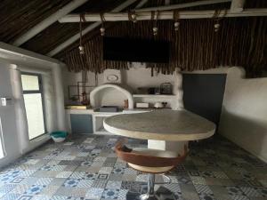 eine Küche mit einem Tisch in der Mitte eines Zimmers in der Unterkunft Little Mykonos in Johannesburg