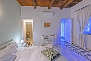 Un dormitorio con una cama y una mesa dentro. en Verdelia, en Giffoni Valle Piana