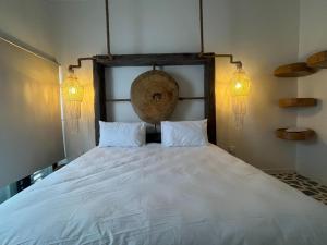 ein Schlafzimmer mit einem großen weißen Bett mit zwei Kissen in der Unterkunft Little Mykonos in Johannesburg + 33 Fotos