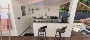 Η κουζίνα ή μικρή κουζίνα στο Chambres proche circuit 24h du Mans +4 φωτογραφίες