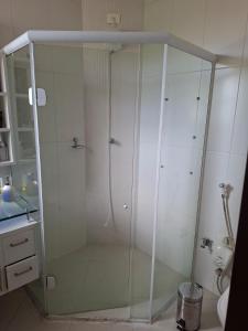 eine Dusche mit Glastür im Badezimmer in der Unterkunft Apartamento Enseada in Guarujá