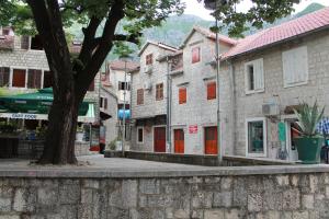 a city street with buildings and a tree at Apartment Katarina in Risan