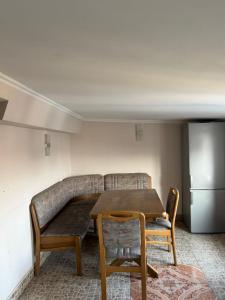 uma sala de estar com uma mesa e um sofá em Bright & Spacious Family House em Tbilisi