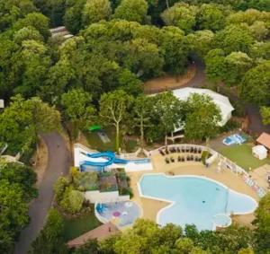 Πισίνα στο ή κοντά στο Mobil-home 8 personnes proche plage et foret