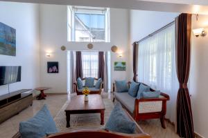 Et tv og/eller underholdning på Villas At Blue Water Diani