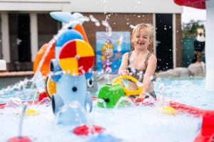 Una bambina che gioca in un parco acquatico di Kampeerwagon a Petten