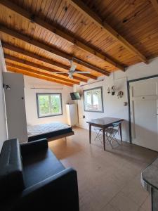 a living room with a table and a couch at Casita funcional en Claromeco in Balneario Claromecó