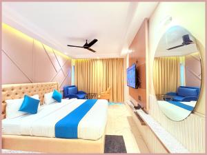 Una cama o camas en una habitación de New Marine Drive Road SkyRise Dreamland Beachfront Sea View Hotel # Air Conditioning Luxury Room # Lift # Restaurant - Parking Facilities - Best Luxuary Hotel In Puri 21 fotos más