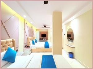 Una televisión o centro de entretenimiento en New Marine Drive Road SkyRise Dreamland Beachfront Sea View Hotel # Air Conditioning Luxury Room # Lift # Restaurant - Parking Facilities - Best Luxuary Hotel In Puri