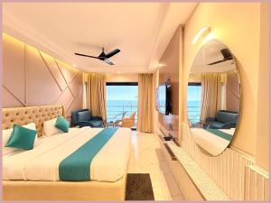Una cama o camas en una habitación de New Marine Drive Road SkyRise Dreamland Beachfront Sea View Hotel # Air Conditioning Luxury Room # Lift # Restaurant - Parking Facilities - Best Luxuary Hotel In Puri