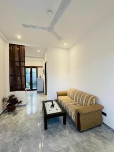 un salon avec un canapé et une table dans l'établissement Harmon Weligama, à Weligama