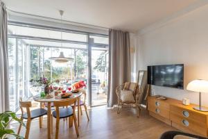 Μια τηλεόραση ή/και κέντρο ψυχαγωγίας στο RUF studio Naantali- Unique design apartment