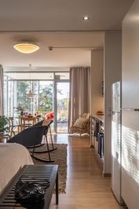 Ένα ή περισσότερα κρεβάτια σε δωμάτιο στο RUF studio Naantali- Unique design apartment