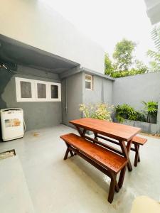 un banc en bois assis à l'extérieur d'une maison dans l'établissement Harmon Weligama, à Weligama