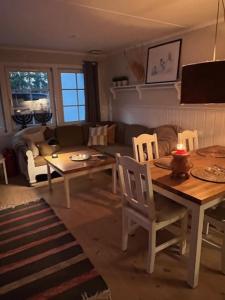 サレンにあるGula Byn 410 Cのテーブルとソファのあるリビングルーム