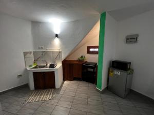 Η κουζίνα ή μικρή κουζίνα στο Green Protection Beach House Ghana +11 φωτογραφίες