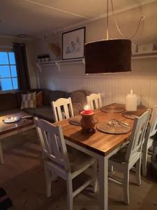 サレンにあるGula Byn 410 Cのリビングルーム(ダイニングテーブル、椅子付)