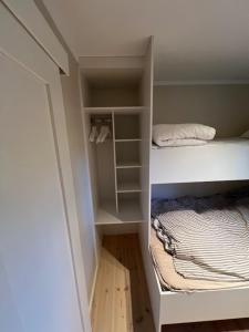 サレンにあるGula Byn 410 Cの二段ベッド2台とクローゼットが備わる客室です。