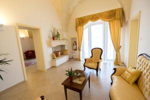 uma sala de estar com um sofá e uma cadeira em Monte Castello em Villa Castelli