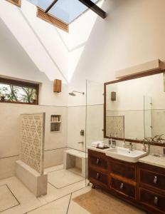 Koupelna v ubytování Sariska Lodge + 51 fotografií