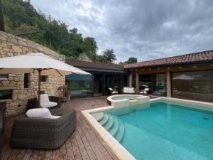une piscine avec des chaises et un parasol à côté d'une maison dans l'établissement Località busa, à Colognola ai Colli