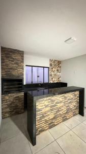 una cucina con bancone nero e finestra di Casa ampla próxima ao centro a Dourados