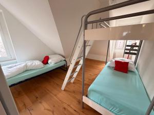 Una cama o camas en una habitación de Grandhouse Olten City Apartments 8 fotos más