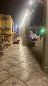 un gato tirado en el suelo de un edificio en El Gringo Banheiro Compartilhado, en Cabo de Santo Agostinho 7 fotos más