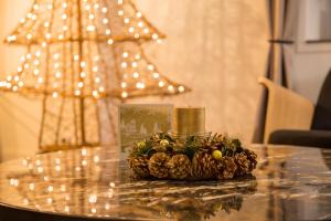 une table en verre avec un ananas et une bougie dessus dans l'établissement Gîtes de La Vesée, à La Chapelle dʼArmentières