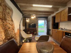 une cuisine et une salle à manger avec une table et des chaises dans l'établissement Località busa, à Colognola ai Colli