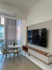 Una televisión o centro de entretenimiento en Studio lindo e completo no Centro RJ 5 fotos más