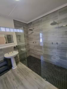 Ένα μπάνιο στο Newly Rennovated 4-Bed Family Home Near Cliff Path