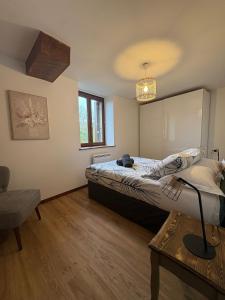 Кровать или кровати в номере Gîte des Milandes - vue imprenable sur le château +22 фотографии