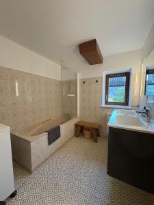 Ванная комната в Gîte des Milandes - vue imprenable sur le château